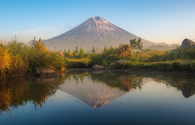 Foto semeru berg en reflectie in de ochtend