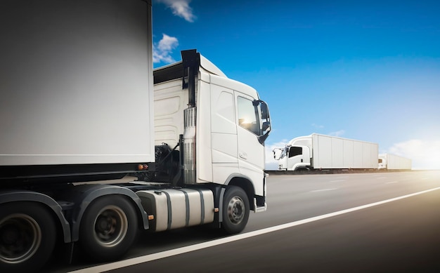 Foto camion semirimorchio guida su autostrada strada commerciale camion trasporto merci camion logistica