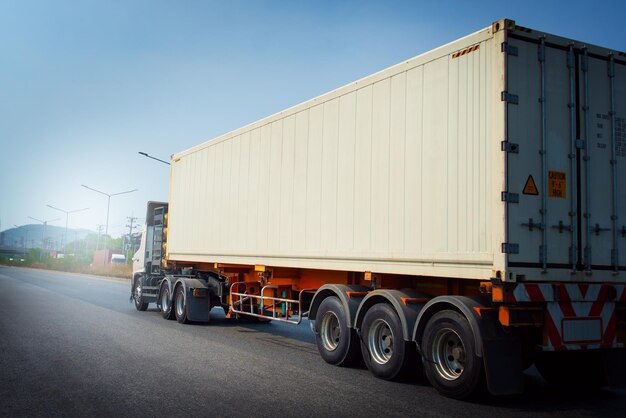 写真 道路を走行するセミトレーラー トラック 配送貨物トラック 物流貨物輸送