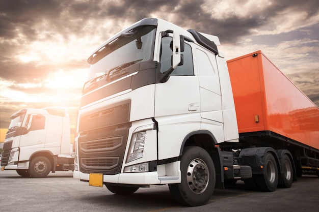 Camion semirimorchio parcheggio al tramonto sky road freight truck logistica e concetto di trasporto merci