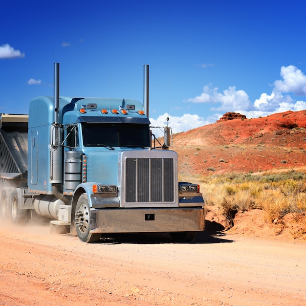 사막을 가로 지르는 세미 트럭 운전