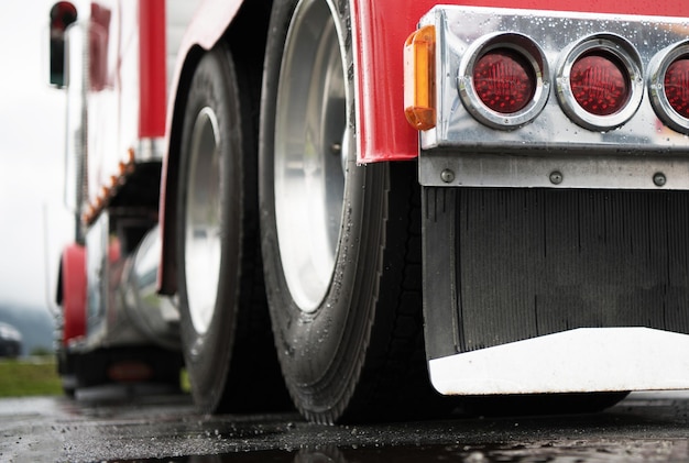 Photo semi truck tractor rear view