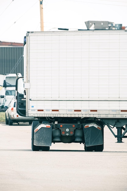 Semi vrachtwagen met aanhanger op industriële parkeerplaats in Calgary