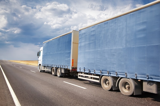 Semi-vrachtwagen rijden een lange weg