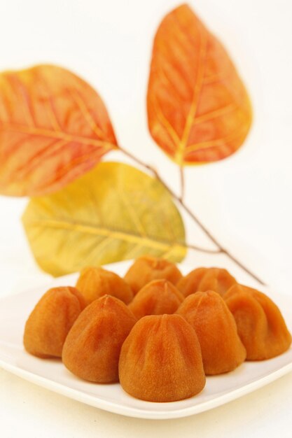 Semidried persimmon made from fresh persimmon