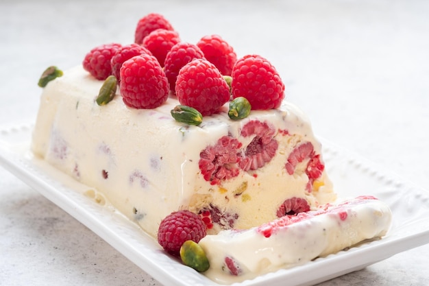 Semifreddo met framboos en pistachenoten