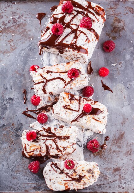 Semifreddo met meringue, frambozen. zomerzoet dessert.