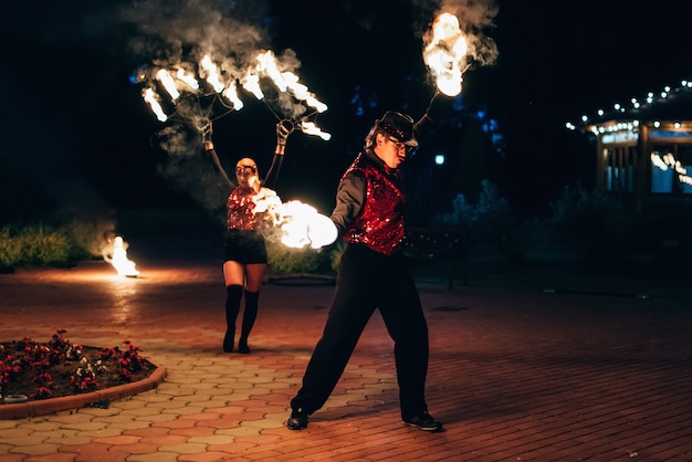 Foto semigorye, ivanovo oblast, rusland - 26 juni 2018: professionele dansers mannen en vrouwen maken een vuurshow en pyrotechnische prestaties