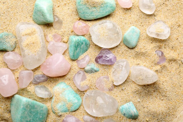 Photo semiprecious stones on sand background