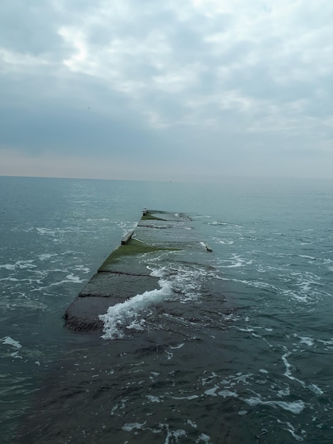 Полупогружная причальная плита в море