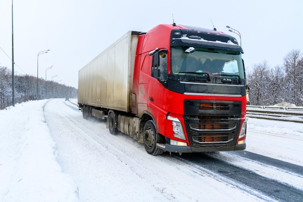 Foto un semirimorchio camion semitruck unità trattore e semirimorchio per trasportare merci