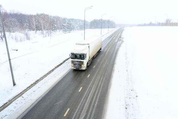 Foto un'unità di trattore a semirimorchio e un semirimorchino per il trasporto di merci