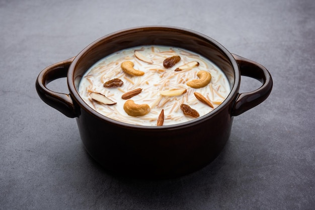 Semiya payasam 또는 shewai 또는 sewai Khir 또는 seviyan Kheer는 베르미첼리, 우유, 버터 기름, 설탕 또는 재거리, 건포도 및 견과류로 만든 인도 과자입니다.