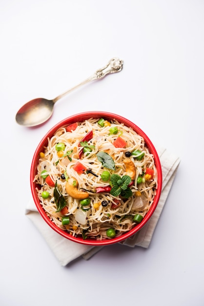 Semiya Upma of Vermicelli Uppuma of uppittu is een populair ontbijtmenu uit Zuid-India. geserveerd in een kom. selectieve focus