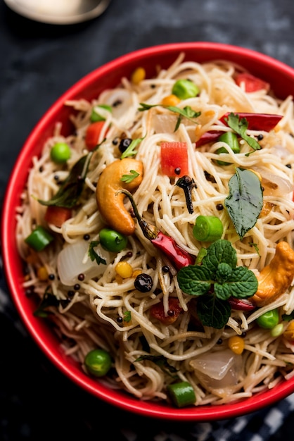 Foto semiya upma of vermicelli uppuma of uppittu is een populair ontbijtmenu uit zuid-india. geserveerd in een kom. selectieve focus