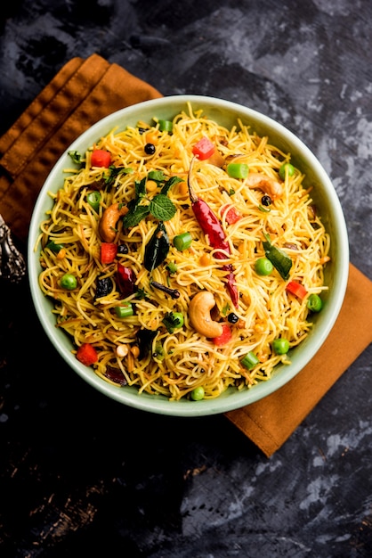 Semiya Upma of Vermicelli Uppuma of uppittu is een populair ontbijtmenu uit Zuid-India. geserveerd in een kom. selectieve focus