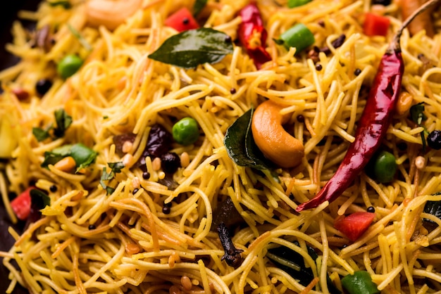 Semiya Upma of Vermicelli Uppuma of uppittu is een populair ontbijtmenu uit Zuid-India. geserveerd in een kom. selectieve focus