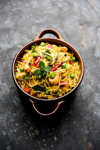 Foto semiya upma o vermicelli uppuma o uppittu è un popolare menu per la colazione del sud dell'india. servito in una ciotola. messa a fuoco selettiva