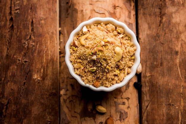 Photo semolina halwa or sooji ka halva or sweet rava sheera or shira - indian festival sweet made of semolina, nuts and ghee