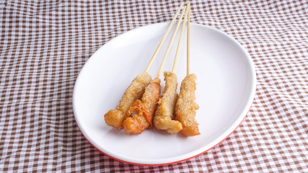 닭고기 향신료와 계란으로 만든 Sempol ayam 인도네시아 길거리 음식 선택적 초점 개념