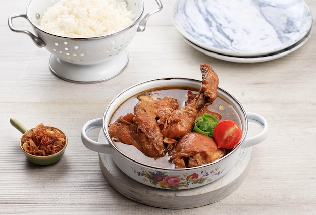 Semur Ayam Indonesische Kip Stoofpot met Zoete Sojasaus