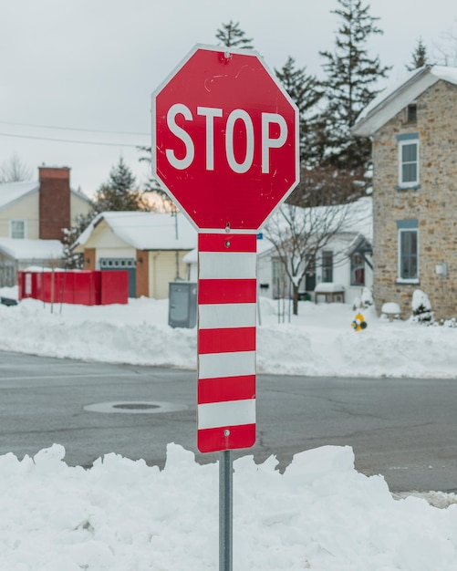 Photo señal de pare en la esquina de la calle con nieve