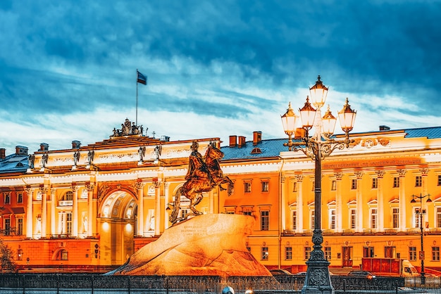 Photo senate building and  a monument to peter i (the great). saint petersburg. russia.