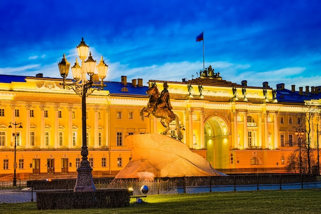 Photo senate building and  a monument to peter i (the great). saint petersburg. russia.