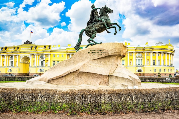 Palazzo del senato e un monumento a pietro i il grande san pietroburgo russia