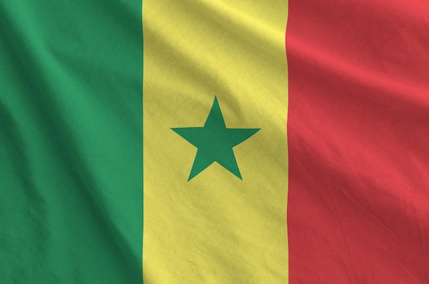 Senegalese vlag afgebeeld op gevouwen golvende stof van oude doek