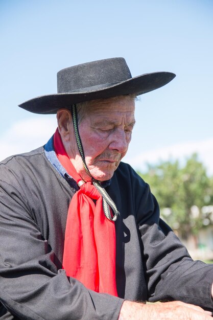 Foto uomo sudamericano adulto anziano