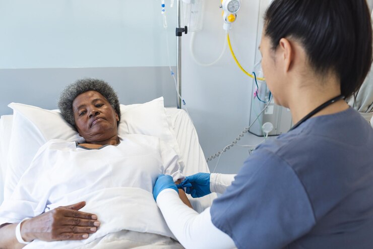Photo senior african american woman in a hospital bed attended by a nurse