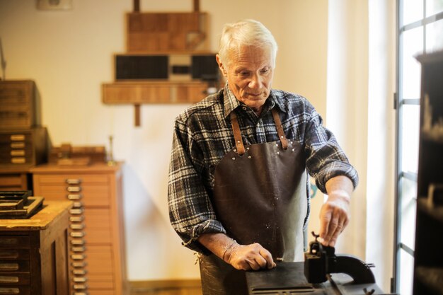 Senior ambachtsman in een workshop