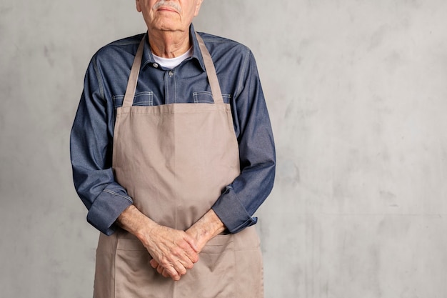 Uomo anziano americano che indossa un grembiule