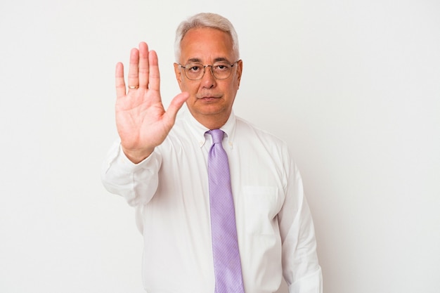 Senior Amerikaanse man geïsoleerd op een witte achtergrond permanent met uitgestrekte hand weergegeven: stopbord, voorkomen dat u.