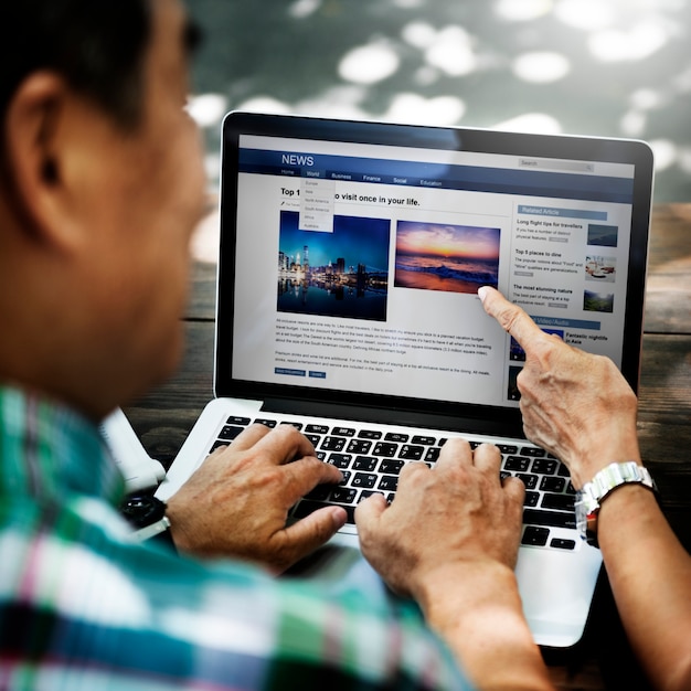 Photo senior asian man using laptop