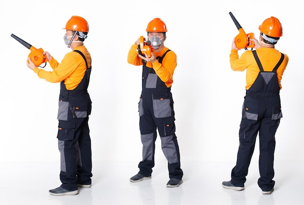 L'uomo asiatico senior indossa il cappello della camicia uniforme arancione come lavatrice per la pulizia dell'aria condizionata con il ventilatore. l'intera lunghezza di un piccolo supporto maschio corto agisce soffiando aria pulita con maschera di sicurezza, sfondo bianco isolato