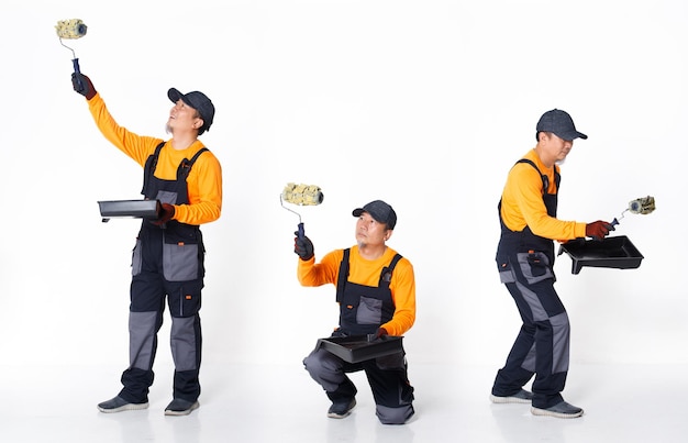 L'uomo asiatico senior indossa un cappello e un guanto della camicia uniforme arancione come lavoro di pittore, stand sit act dipinto. per tutta la lunghezza del rullo di verniciatura a pennello di piccola tenuta maschio corto molte viste, sfondo bianco isolato