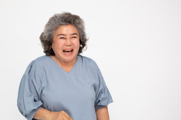 Senior Aziatische vrouw die lacht geïsoleerd op witte achtergrond Lachen zelfverzekerd concept