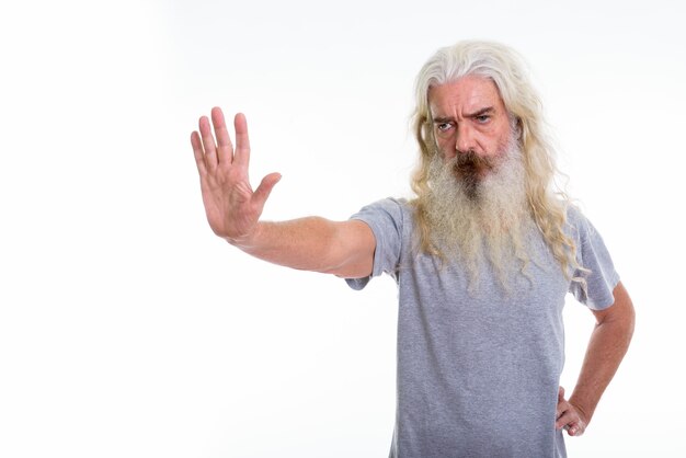 Photo senior bearded man showing stop hand sign stop