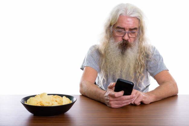 старший бородатый мужчина с помощью мобильного телефона