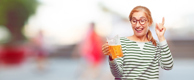 Foto senior bella donna con una birra