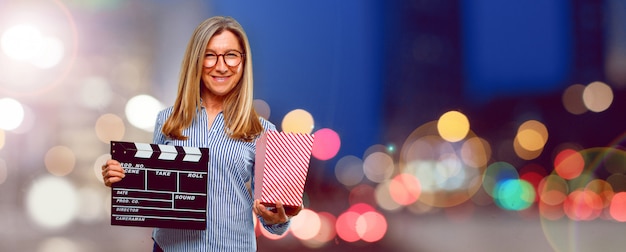 Foto senior bella donna con una valvola di cinema