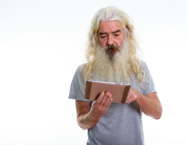 senior bebaarde man met behulp van digitale tablet