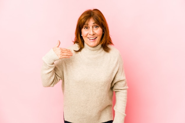 Senior blanke vrouw geïsoleerd lachen om iets, mond bedekken met handen.