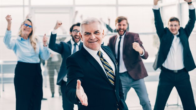 Photo senior business man holding out his hand for a handshake.