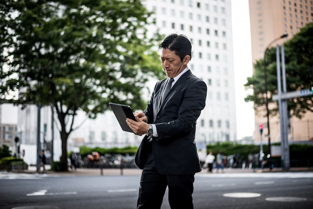 東京の路上でシニアビジネス男の瞬間