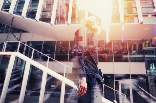 Photo senior business man with beard walks in front of a modern office