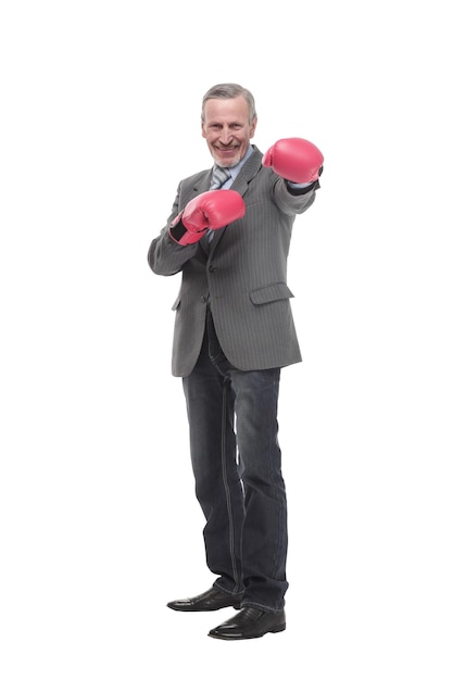 Uomo d'affari senior che indossa un abito grigio con guanti da boxe in una posa di vittoria
