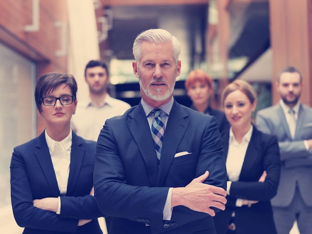 Foto uomo d'affari senior con il suo team in ufficio. gruppo di uomini d'affari